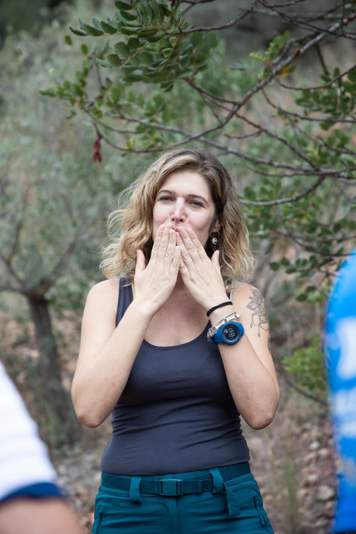 Esther Martínez, psicóloga, en un entorno natural cerca de Sagunto