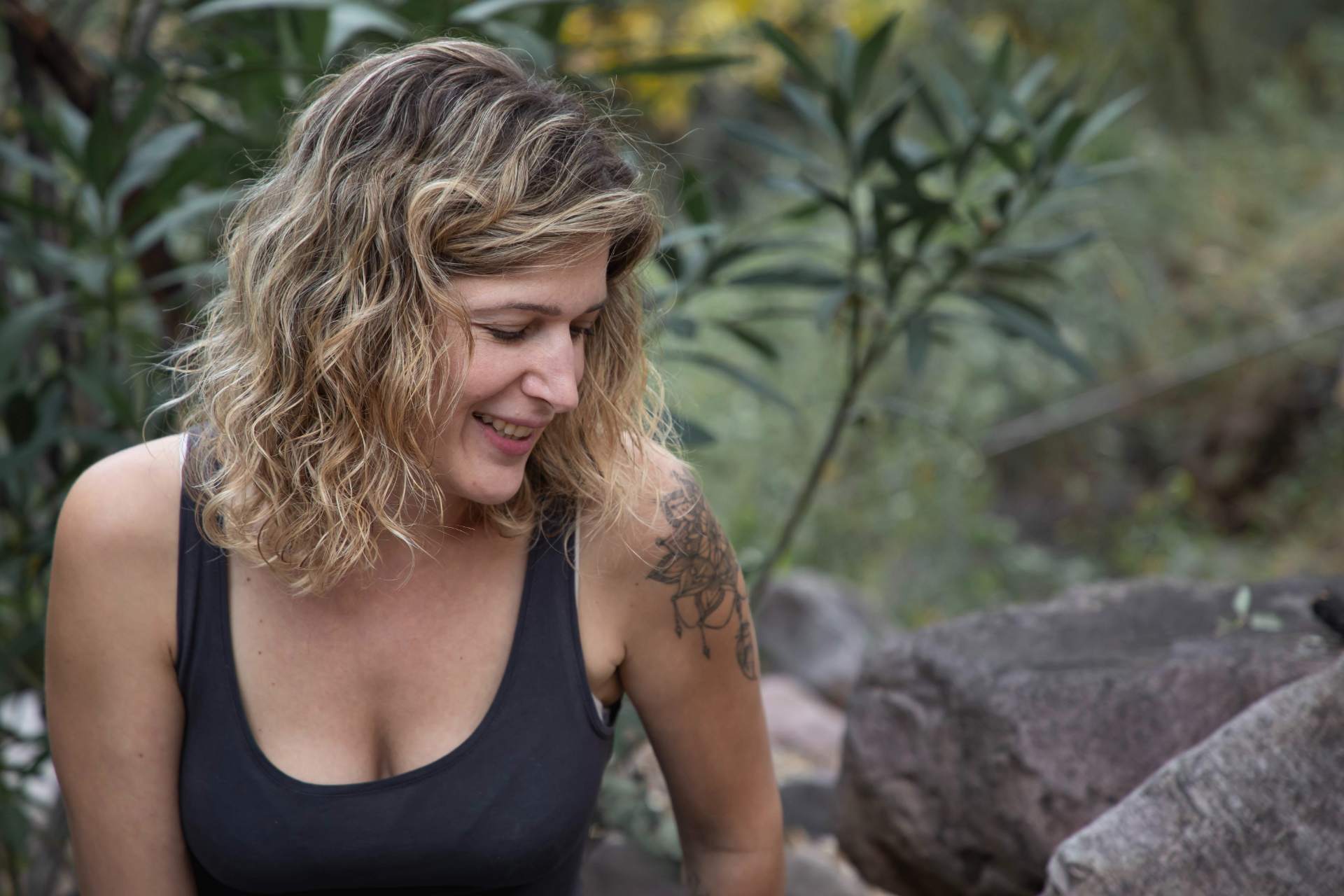 Esther Martínez, Psicóloga Sanitaria, sonriendo en plena naturaleza cerca de Sagunto