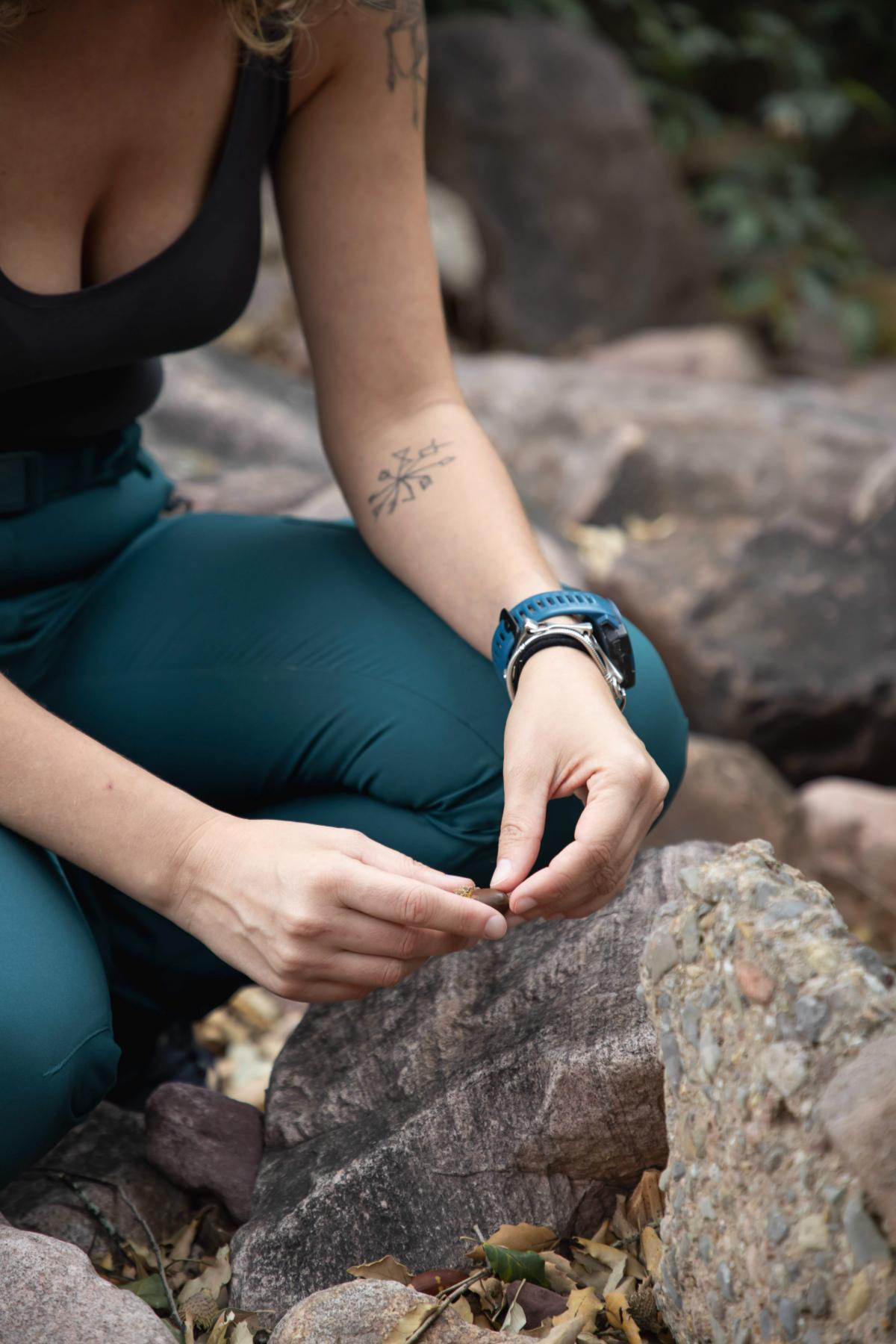 Esther Martínez, psicóloga, en contacto con la naturaleza en el Camp de Morvedre