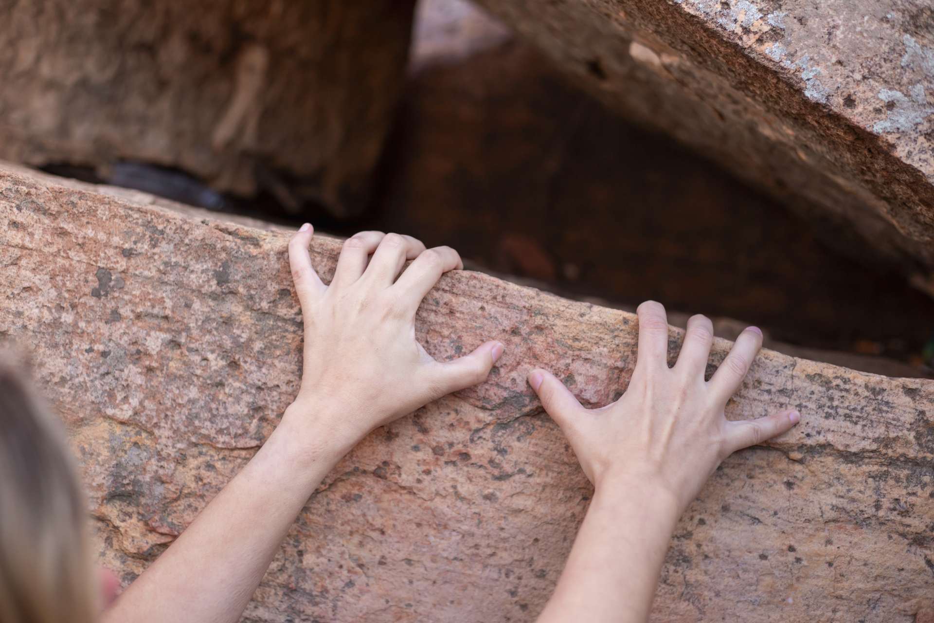 Manos apoyadas en una roca, terapia de pareja en la naturaleza en el Entorno Natural de Sagunto