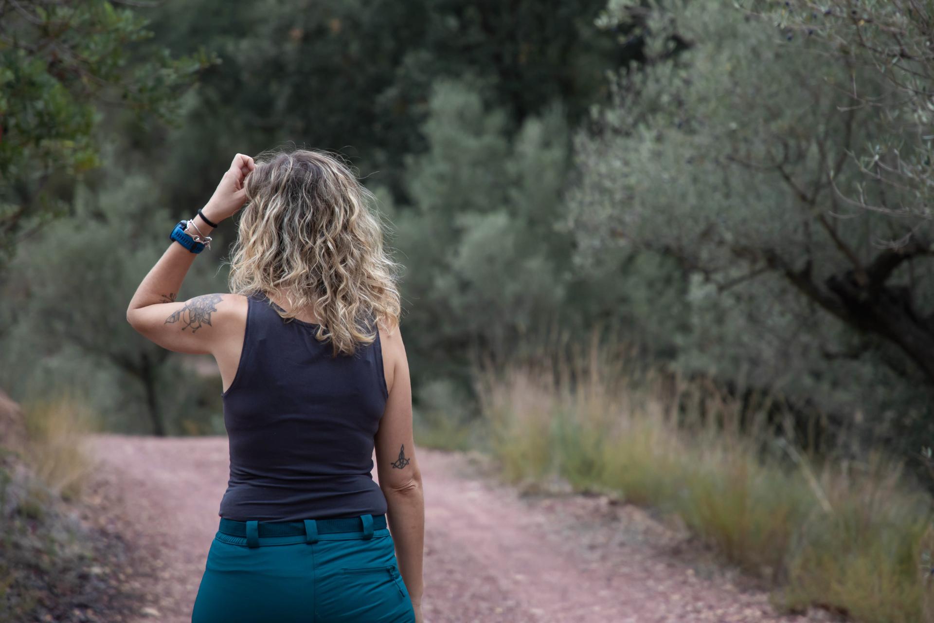 Esther Martínez, psicóloga, en un sendero de montaña